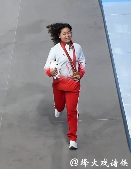 全红婵久违亮相!获暨大杰出运动员,网友:现在也就苏炳添能疼她 全红婵久违亮相!获暨大杰出运动员,网友:现在也就苏炳添能疼她